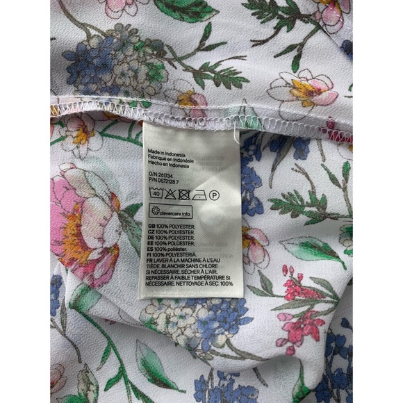 Size 4, H&M, white and floral sleeveless blouse - Picture 9 of 13